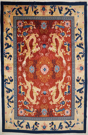 ORIENTMATTA, Kina, dekor av drakar, ca 368x275 cm. på auktion hos Stockholms Auktionsverk Sickla