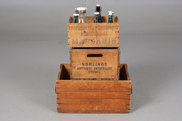 ÖREBRO MEMORABILIA, trälådor, 3 st. bl.a. Norlings Bryggeri, Örebro, Glasflaskor flera st. från Örebro. på auktion hos Örebro Stadsauktioner