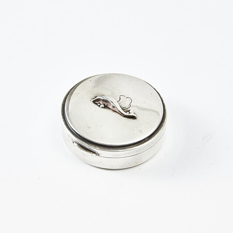 HARALD NIELSEN. Puderdosa, sterlingsilver, Georg Jensen, Danmark 1925-1932. Design nr 160 B. på auktion hos Stockholms Auktionsverk Magasin 5