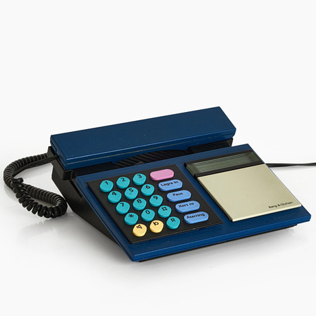 BANG & OLUFSEN. Design: Lone och Gideon Lindinger-Loewy, telefon, modell 'Beocom 2000". på auktion hos Crafoord Auktioner Stockholm