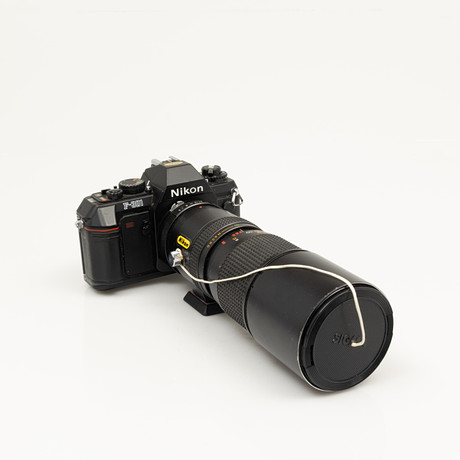 KAMERA & OBJEKTIV, Nikon F-301, Tokina 100-300 mm. på auktion hos Garpenhus Auktioner
