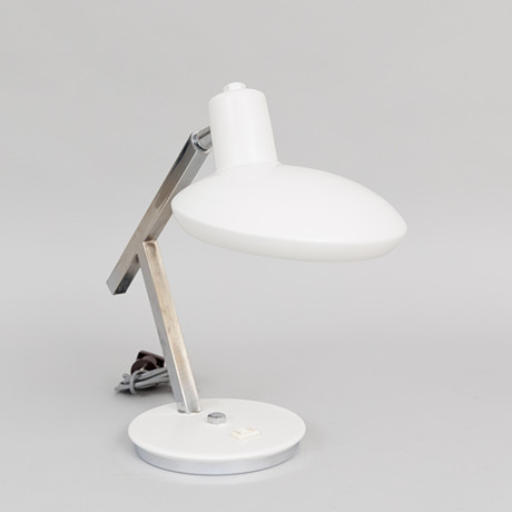 BORDSLAMPA, lackerad/förkomad metall, 1900-talets andra hälft. på auktion hos Garpenhus Auktioner