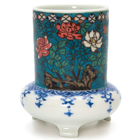 VAS/RÖKELSEKAR, porslin, cloisonne på porslin, Japan, sent 1800/1900-tal. på auktion hos Auktionsmagasinet Vänersborg