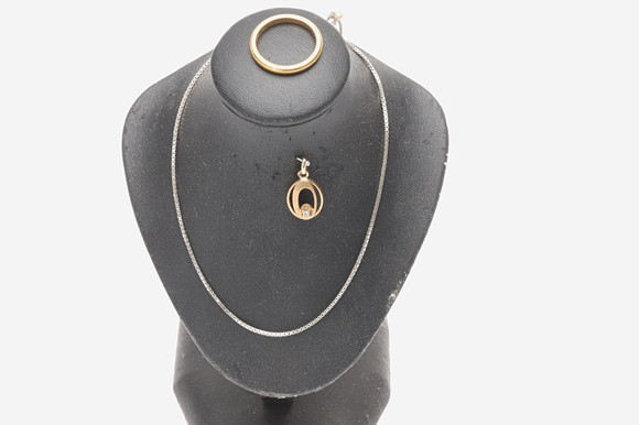 GULDSMYCKEN, 3 st. Hänge, Ring, Halskedja, 18K, 9,67 gram. på auktion hos Örebro Stadsauktioner