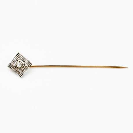 KRÅSNÅL, 14 k röd/vitguld, dekor med gammalslipad diamant ca 0,12 ct. på auktion hos Stockholms Auktionsverk Magasin 5