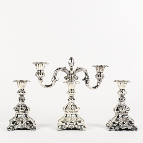 LJUSTAKAR 2 st och Kandelaber nysilver, barockstil, 2 1900-tal. på auktion hos Karlstad Hammarö Auktionsverk