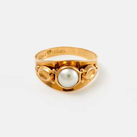 RING, 18 k guld, med odlad saltvattenpärla, Ljungström Guldvarufabrik Ab, Stockholm, 1961. på auktion hos Stockholms Auktionsverk Sickla