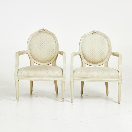 KARMSTOLAR. 1 par, Gustavianska, träskuren dekor, klädsel i textil, 1800-talets första hälft. på auktion hos Stockholms Auktionsverk Sickla