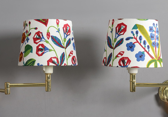 JOSEF FRANK. Vägglampor, skärmar med motivet "under ekvatorn", Firma Svenskt Tenn. på auktion hos Örebro Stadsauktioner