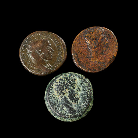 BRONSMYNT 3 st, Commodus, frånsidan med en draperad byst av Tyche i en helgedom, Augustus dupondis, präglad i på auktion hos Stockholms Auktionsverk Sickla