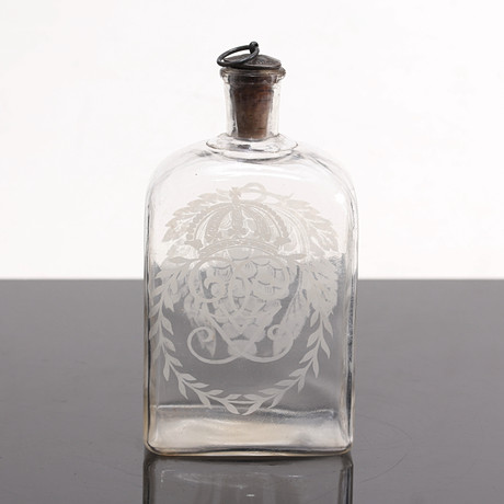 BRÄNNVINSFLASKA, kungligt monogram, 1800-tal. på auktion hos Auktionshuset Thelin & Johansson