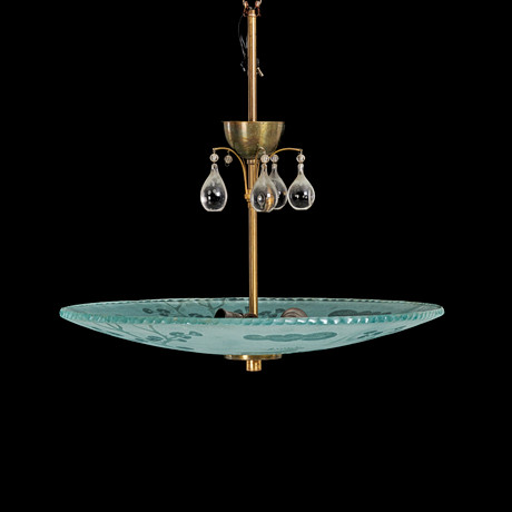 TAKLAMPA, plafondmodell, 1940-tal, delvis frostat råglas, behängd med droppformade prismor, stomme i mässing, på auktion hos Stockholms Auktionsverk Sickla