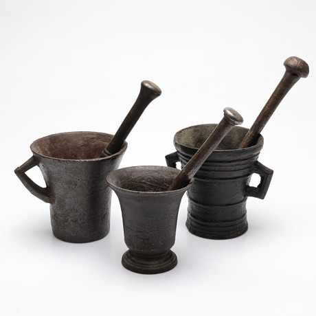 MORTLAR med stötar, 3 st järn, troligen 18-1900-tal. på auktion hos Gomér & Andersson Linköping