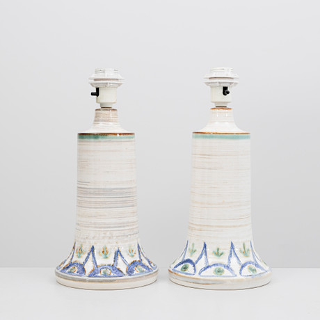 ARNE FINE NIELSEN. BORDSLAMPOR, ett par, glaserat stengods, Søholm, Bornholm, Danmark, 1960/70-tal. på auktion hos Auktionshuset Kolonn