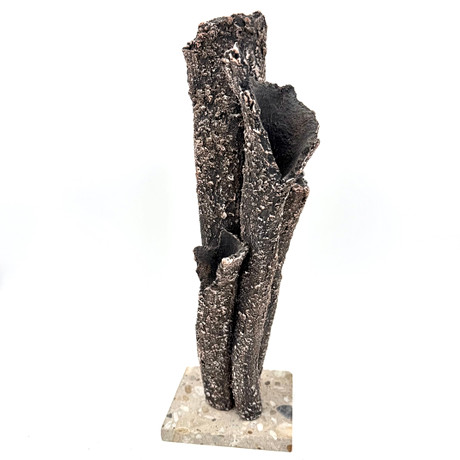 EDITA RYDHAG (Född 1951), skulptur, stengods, monterad på sten fåt. på auktion hos Skandia Auktion