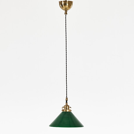 SKOMAKARLAMPA, Karlskrona lampfabrik, beslag och takkopp av mässing, kupa av glas. Märkt. på auktion hos Stockholms Auktionsverk Magasin 5