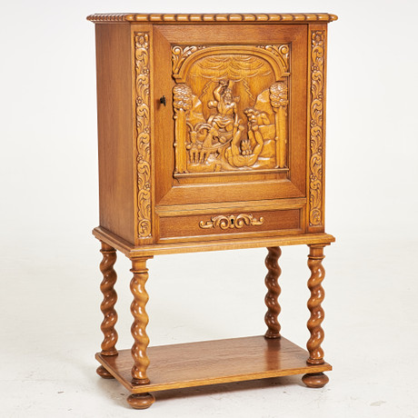 SKÅP, barockstil, träskuren dekor föreställande åskguden Tor, 1900-tal. på auktion hos Stockholms Auktionsverk Sickla