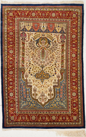 BÖNEMATTA. Hereke, Turkiet, silke, ca 112x73 cm. på auktion hos Stockholms Auktionsverk Sickla