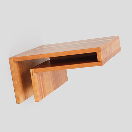 KENT JOHANSSON. Vägghyllor, 2 st, "F-shelf", Maze. på auktion hos Göteborgs Auktionsverk