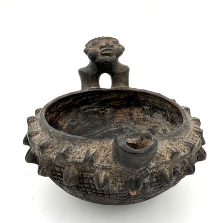 SKÅL, keramik, Kamerun, dekor med figur. på auktion hos Skandia Auktion