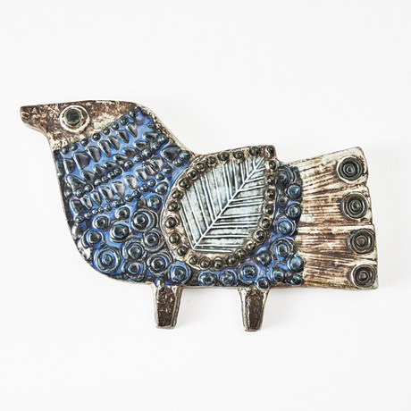 LISA LARSON. Relief, fågel, delvis glaserat stengods, signerad Lisa L. Gustavsberg. på auktion hos Stockholms Auktionsverk Magasin 5