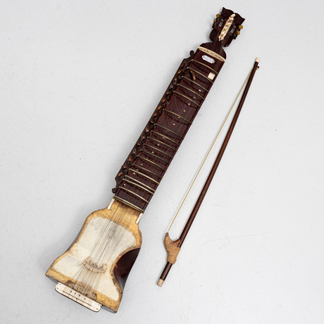 Sitar, trä och djurhud, Indien, 1900-tal. på auktion hos Auktionshuset Kolonn