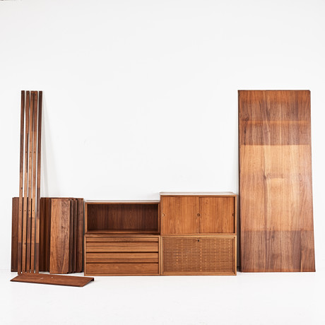 POUL CADOVIUS. "Royal", hyllsystem, 1970-tal, fanerat med valnöt. på auktion hos Stockholms Auktionsverk Magasin 5