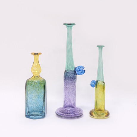 BERTIL VALLIEN. KONSTGLAS, KOSTA BODA, SIGNERAD, TRE DELAR. på auktion hos Björnssons Auktionskammare
