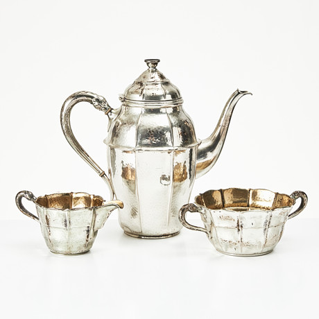 KAFFESERVIS, 3 delar, silver, Ragnar Wahlberg, Härnösand, 1928. på auktion hos Stockholms Auktionsverk Magasin 5