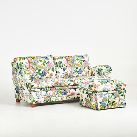 SOFFA MED FOTPALL, 2 dlr, klädsel i textil "Hydrangea Bird" GP & J Baker, etikettmärkta Trensums, 1900-talets på auktion hos Stockholms Auktionsverk Sickla