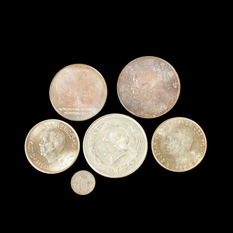 SILVERMYNT, 6 st Mexico 5 pesos, Kina 1 yuan, Sverige Gustaf VI Adolf 5 kr 1959 samt 1962, Carl XVI Gustaf min på auktion hos Stockholms Auktionsverk Sickla