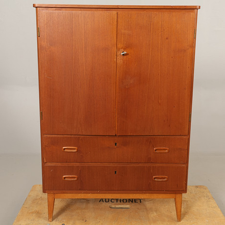 SKÅP, teak 1900-talets mitt. på auktion hos Höörs Auktionshall