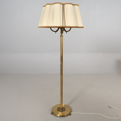 GOLVLAMPA metall 1900-tal. på auktion hos Höörs Auktionshall