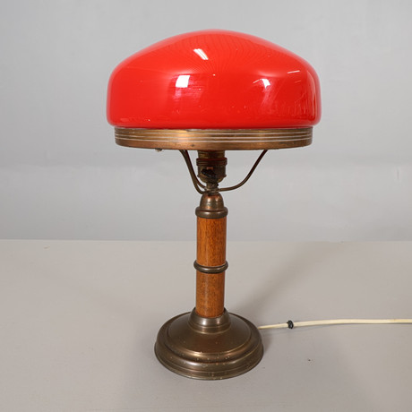 BORDSLAMPA med kopparfot, Strindbergslampa. på auktion hos Höörs Auktionshall