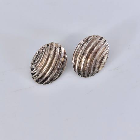 ÖRHÄNGEN, ett par, snäckform, sterlingsilver. på auktion hos Halmstads Auktionskammare
