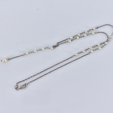 HALSCOLLIER, med pärlor, sterlingsilver. på auktion hos Halmstads Auktionskammare