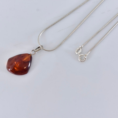 HALSKEDJA MED HÄNGE, sterlingsilver. på auktion hos Halmstads Auktionskammare