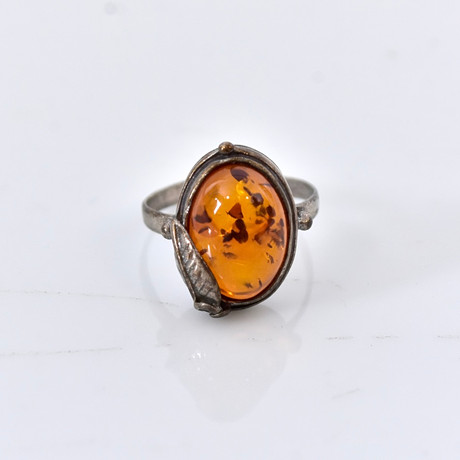 RING, med bärnsten, sterlingsilver. på auktion hos Halmstads Auktionskammare