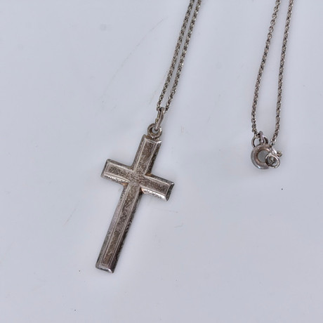 KORS MED KEDJA, silver, Finland. på auktion hos Halmstads Auktionskammare