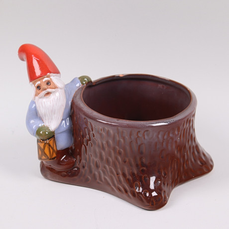 ROLF BERG. kruka med tomte, keramik. på auktion hos Markus Auktioner