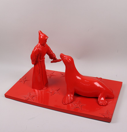 WILLIAM SWEETLOVE (BELGIEN, FÖDD 1949). "Cloned monk speaks to the seal", skulptur i polyuretan. på auktion hos Markus Auktioner