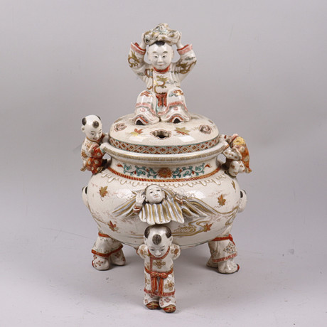 RÖKELSEKAR MED LOCK, Japan, Satsuma Koro, 1800-tal. på auktion hos Markus Auktioner