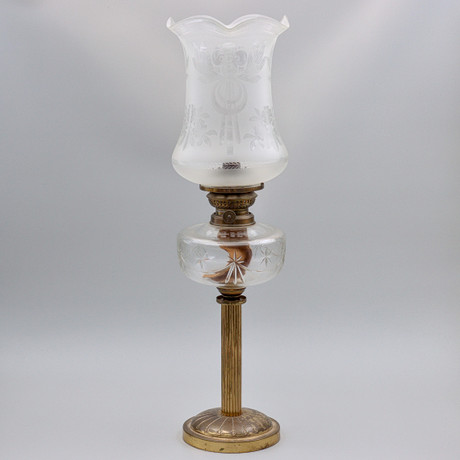 BORDSFOTOGENLAMPA, FROSTAD GLASKUPA MED SLIPAD DEKOR, FOT OCH KOLONN I MÄSSING, TIDIGT 1900-TAL. på auktion hos Auktionskammaren Sydost Kalmar