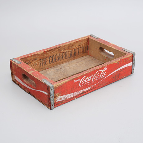 COCA-COLA, trälåda, 1900-talets andra hälft. på auktion hos Auktionshuset Thelin & Johansson