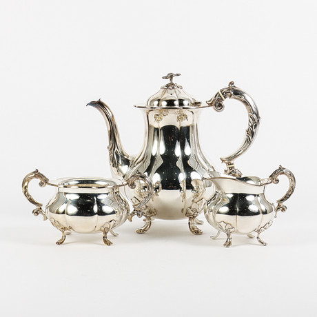 KAFFESERVIS, 3 delar silver, rokokostil, 1900-talets mitt. på auktion hos Karlstad Hammarö Auktionsverk