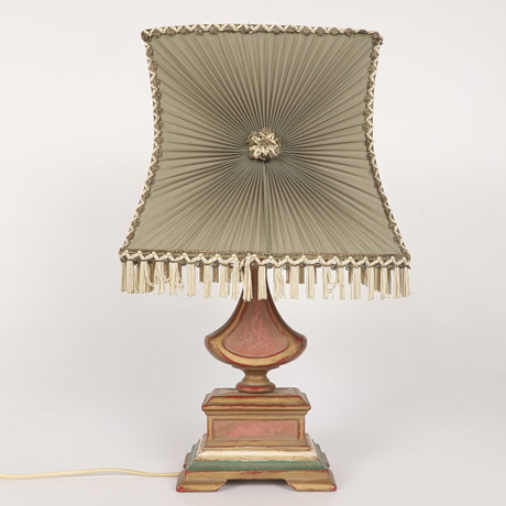 BORDSLAMPA, målad terrakotta, 1900-tal. på auktion hos Helsingborgs Auktionskammare