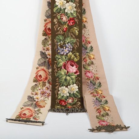 VÄGGBONADER, 3 stycken, broderade, 1900-tal. på auktion hos Helsingborgs Auktionskammare