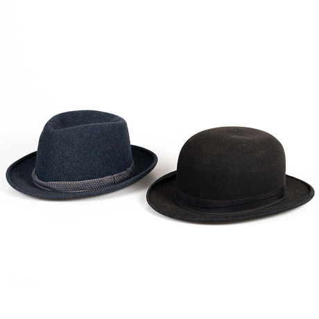 HATTAR. 2 st, plommonstop (bowlerhatt), Melrose & Co London och filthatt, Stilkläder Kristianstad. på auktion hos Laholms Auktionskammare