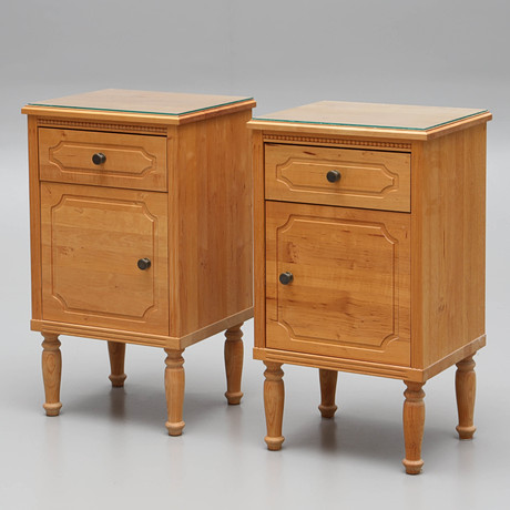 SÄNGBORD, ett par, björk, gustaviansk stil, 1900/2000-tal. på auktion hos Auktionsmagasinet Vänersborg