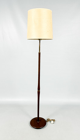 GOLVLAMPA, trä, mässing, 1900-tal. på auktion hos Auktionshuset STO Bohuslän